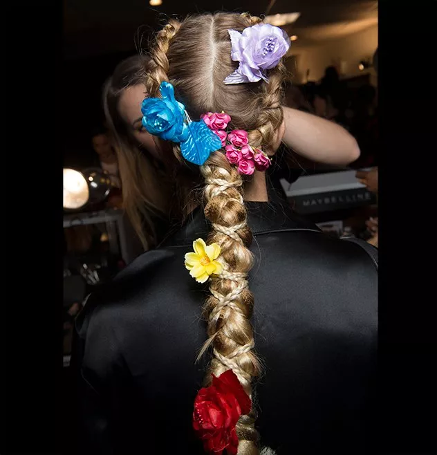 إبداعات الضفائر في صيحات الجمال: موديلات شعر رائجة من عروض أزياء ربيع 2018