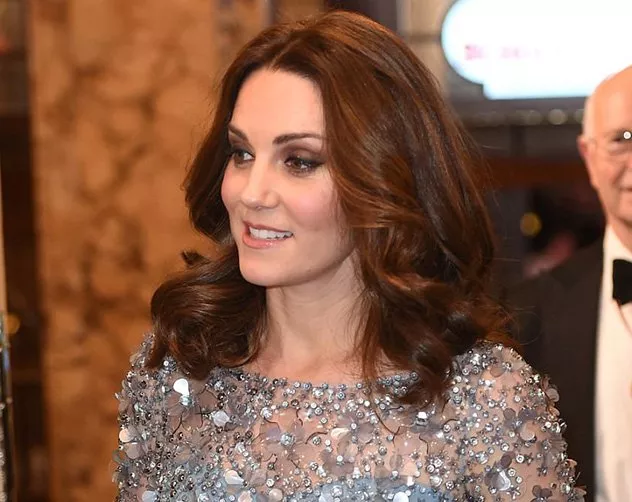 الدوقة Kate Middleton في فستان سهرة يشعّ بريقاً، سحراً وأنثويّة