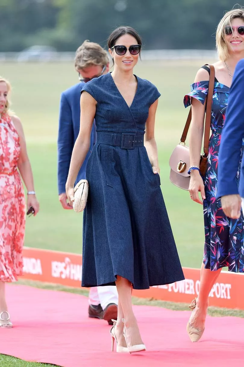ميغان ماركل في سانتبال بولو 2018: فستان جينز، حقيبة رائجة وقبلة رومانسية مع الأمير هاري!