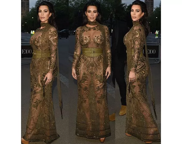 Kim Kardashian في فستانٍ شفّاف وجريء ينحت قوامها