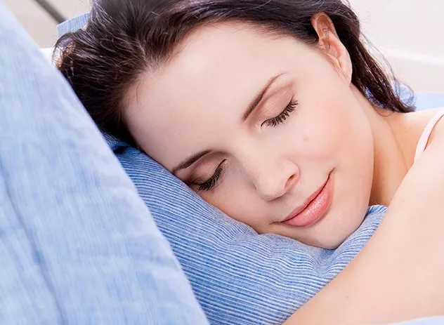 7 أخطاء تقترفينها قبل النوم تدمّر بشرتكِ وتهدّد جمالكِ