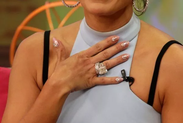 Jennifer Lopez لا تتخلّى عن خاتمها الماسيّ، ولها كل الحقّ!