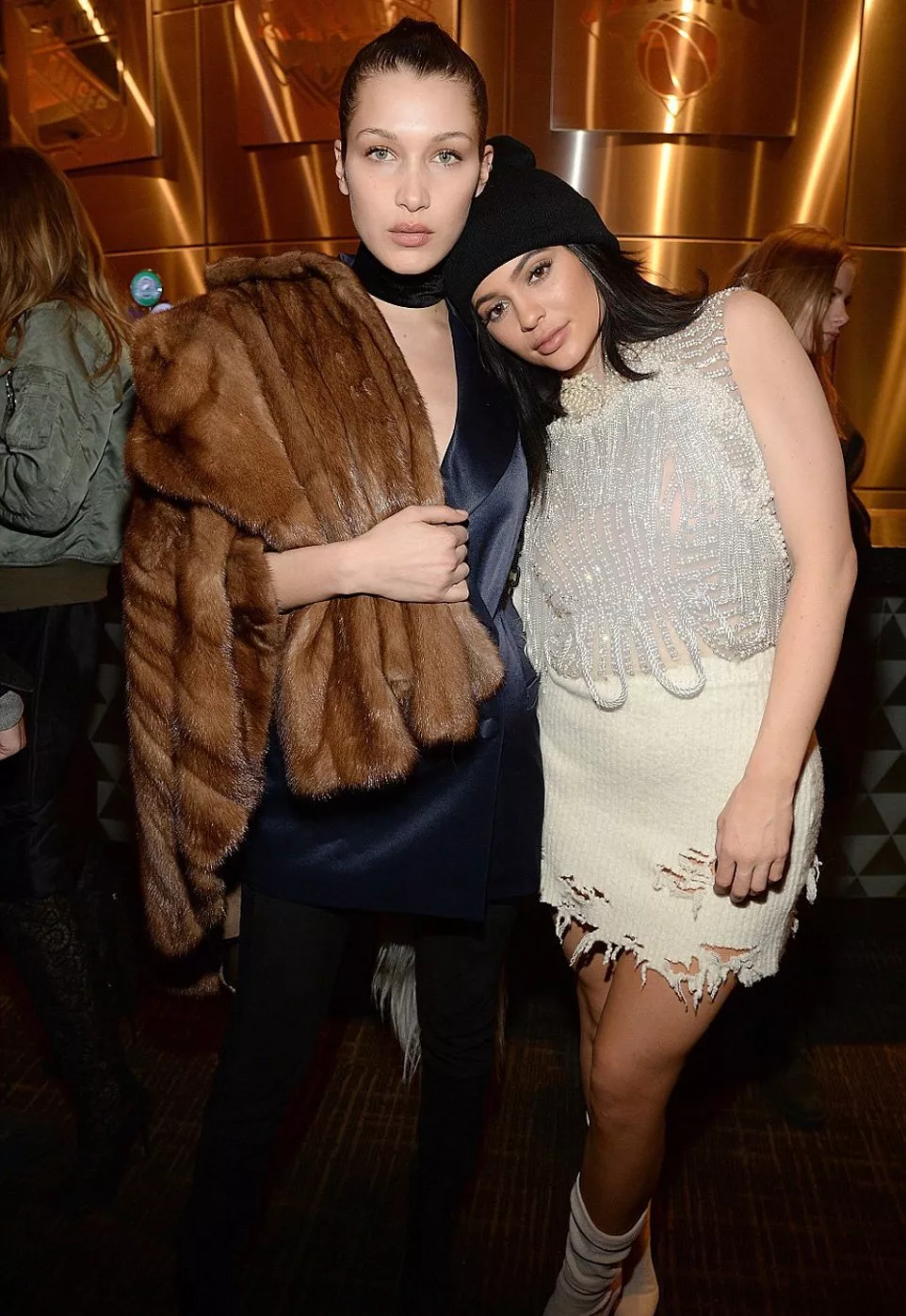 الإثارة تسيطر على إطلالات عائلة Kardashian/Jenner في عرض أزياء Yeezy