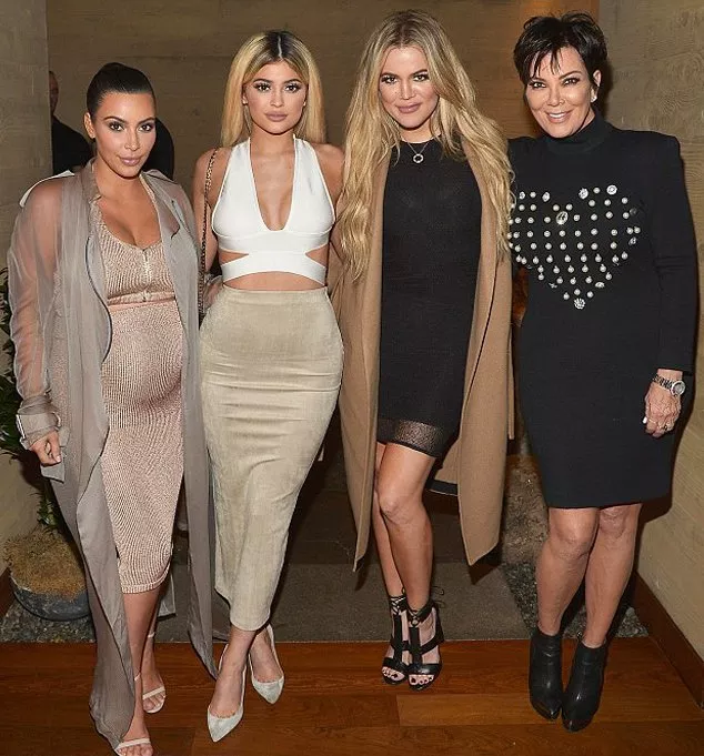 عائلة Kardashian في إطلالة متناغمة جداً