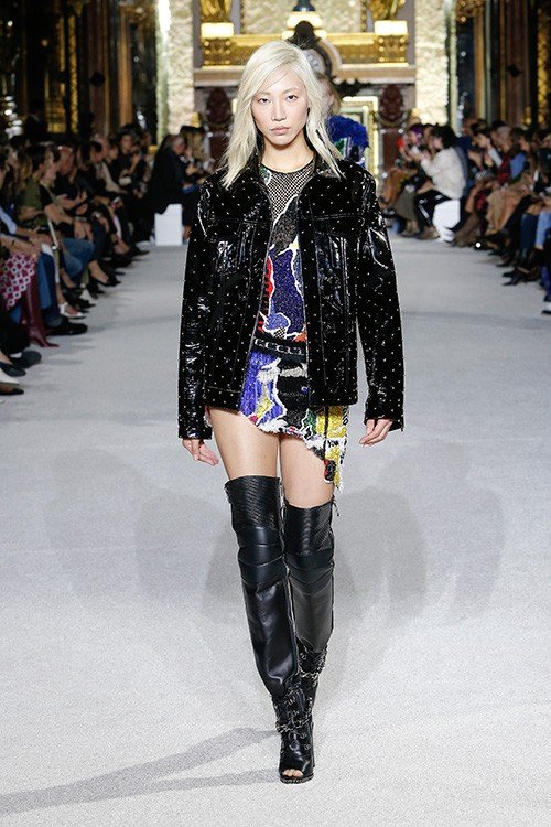 عرض أزياء Balmain لربيع 2018، خلال أسبوع الموضة في باريس