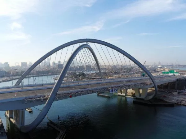 إطلاق جسر إنفينيتي في دبي: مشروع طموح لتقليل وقت السفر