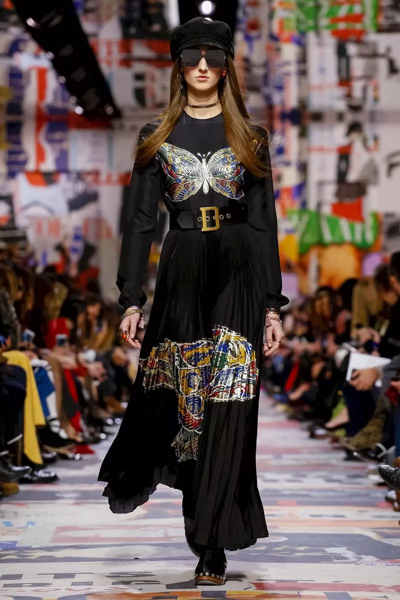 عرض أزياء Dior لخريف 2018: عودة إلى حقبة الستّينيّات بلمسة بوهيميّة