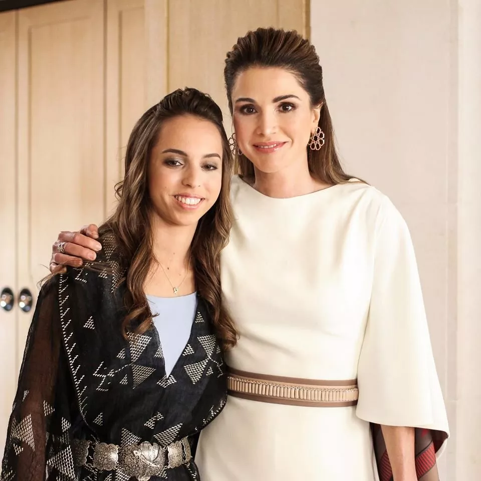 الملكة رانيا وابنتها الأميرة سلمى تحتفلان بعيد استقلال الأردن الـ71 في إطلالتين مستوحتين من تراث البلد