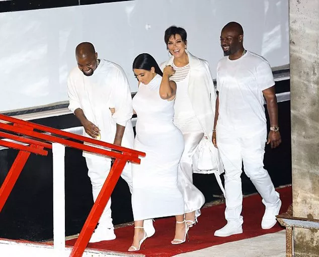 عائلة Kardashian/Jenner في إطلالات بيضاء جذّابة