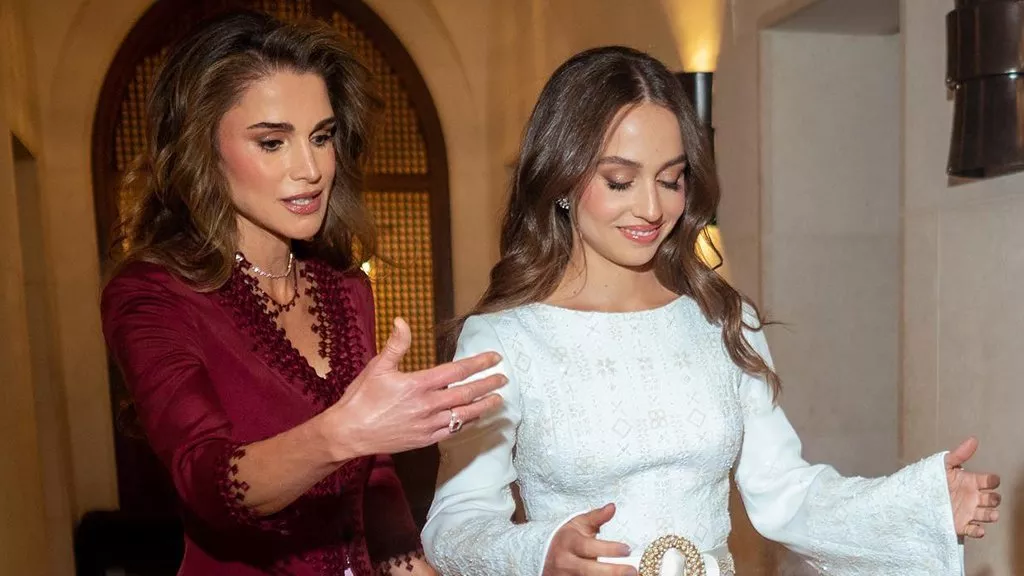 الملكة رانيا تفيض أناقة في حفل حناء ابنتها الأميرة إيمان