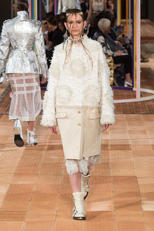 عرض أزياء Alexander McQueen لربيع 2018، خلال أسبوع الموضة في باريس