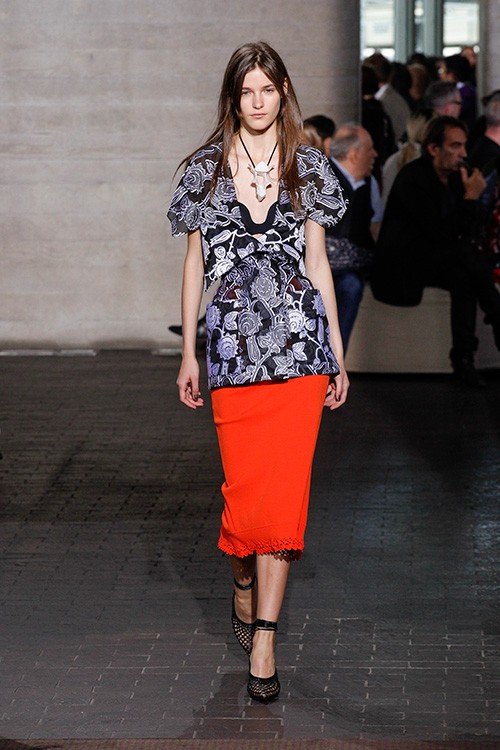 عرض أزياء Roland Mouret لربيع 2018، خلال أسبوع الموضة في باريس