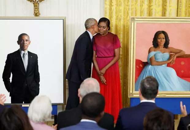 باراك وميشيل أوباما يعودان إلى البيت الأبيض لإزاحة الستار عن لوحتين مميّزتين لهما