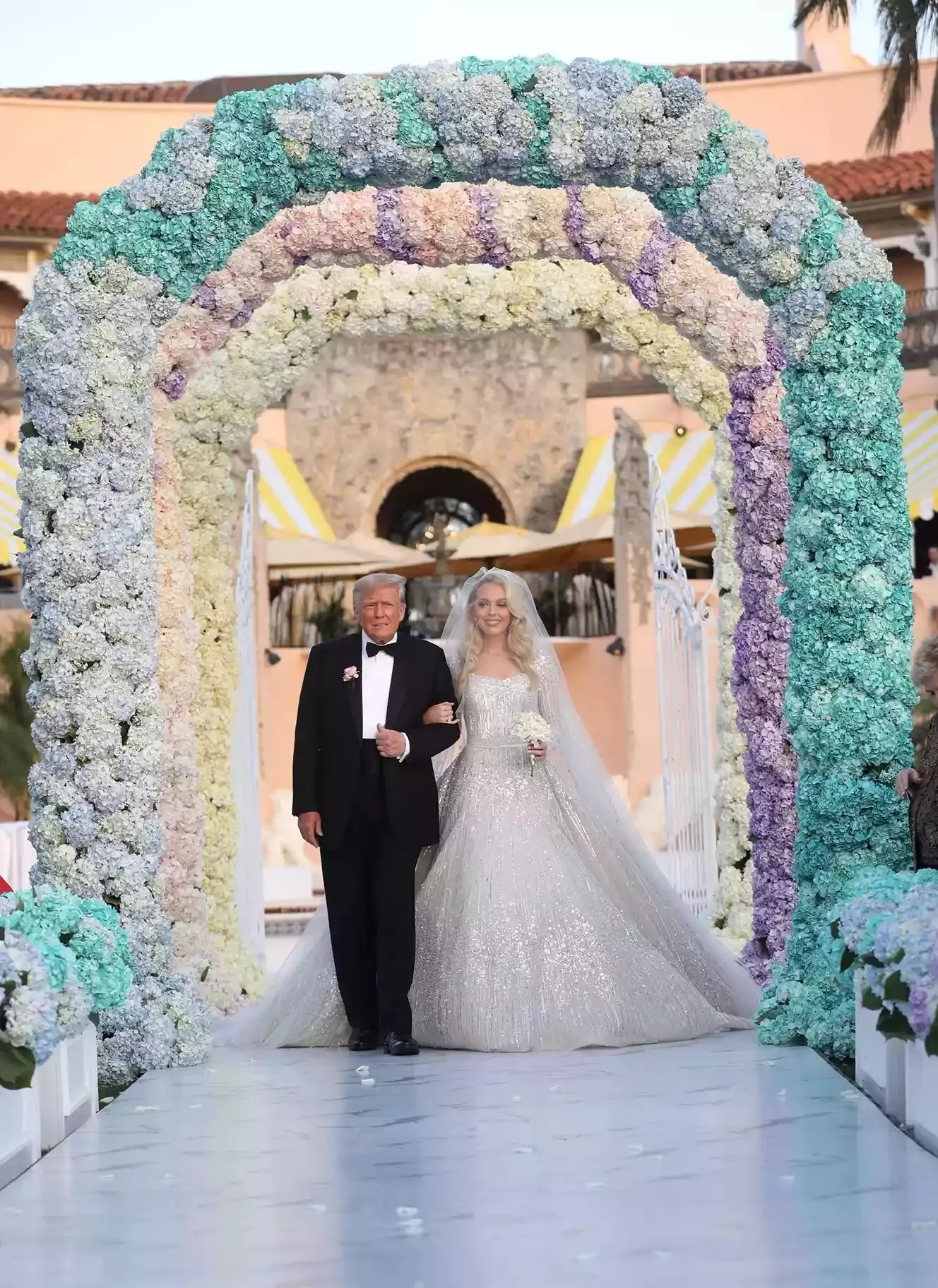 تيفاني ترامب في فستان فخم من ايلي صعب خلال حفل زفافها من مايكل بولس