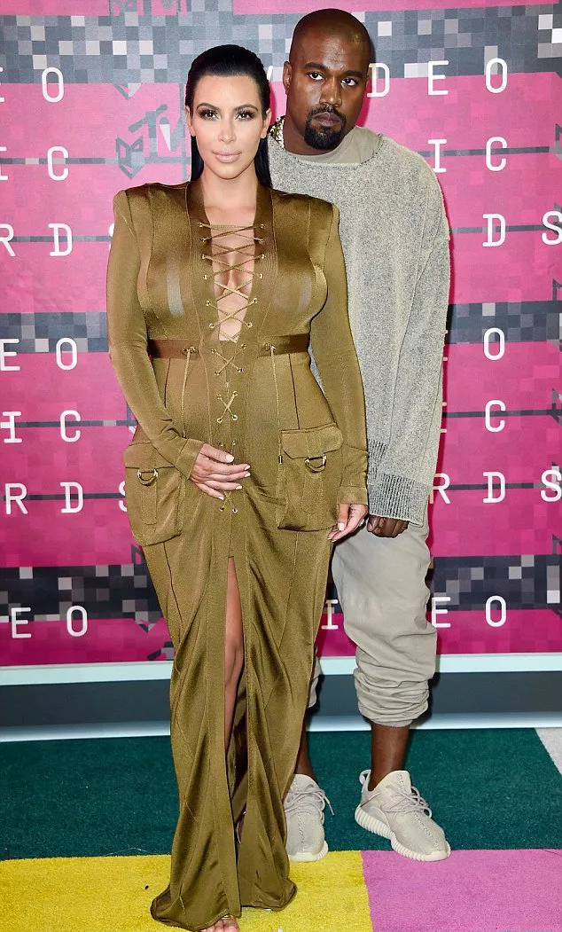 Kim Kardashian الوالدة المحاربة في حفل MTV VMA’s 2015