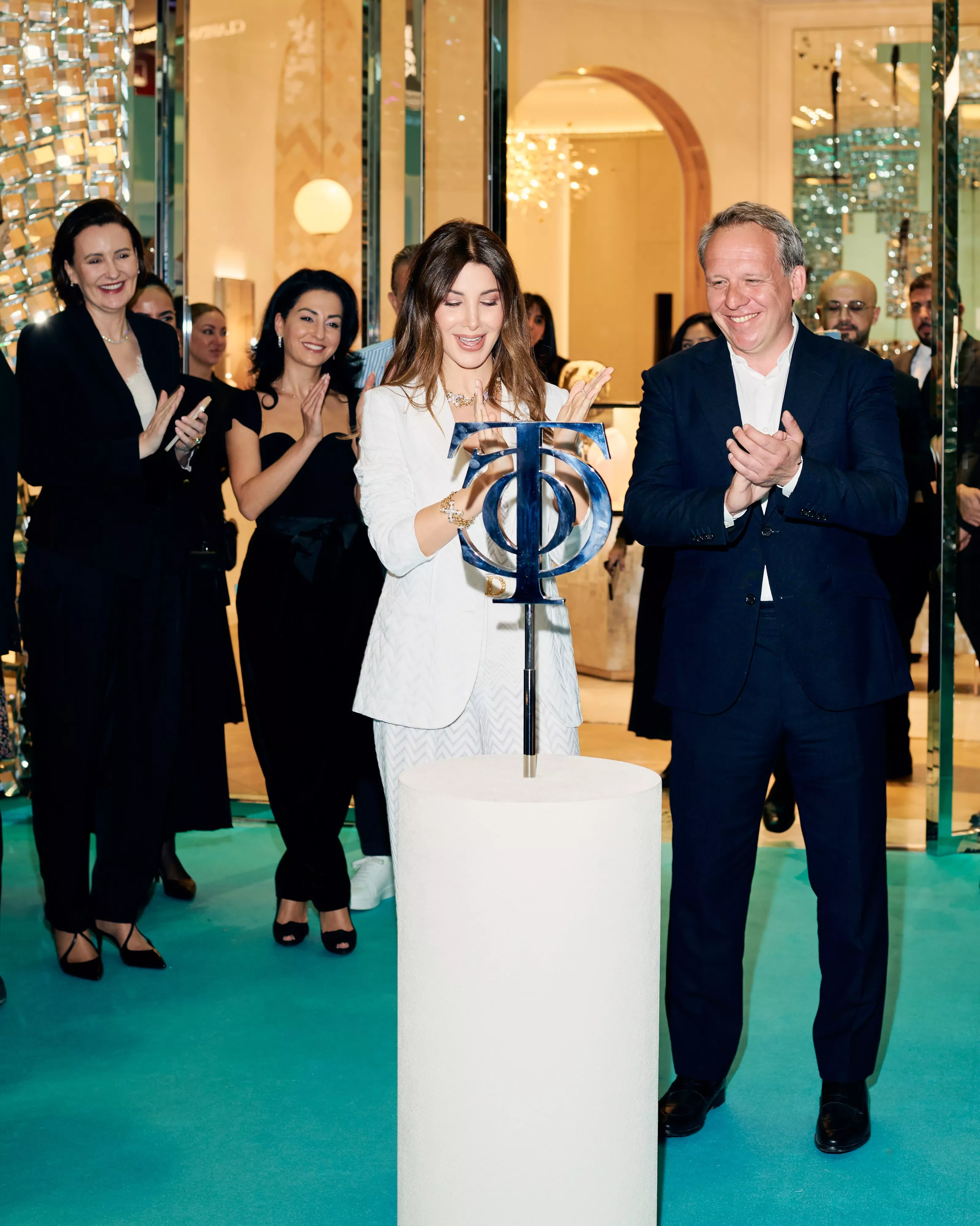 نانسي عجرم بلوك منعش في افتتاح متجر .Tiffany & Co الرئيسي في دبي مول