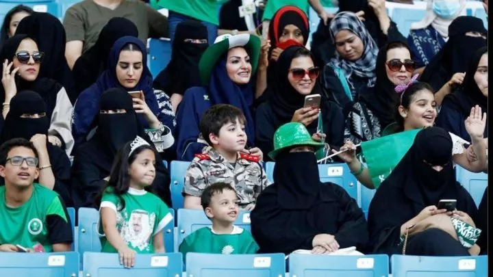 النساء السعوديات يحضرن مباراة كرة قدم للمرّة الأولى على مدرّجات الملعب