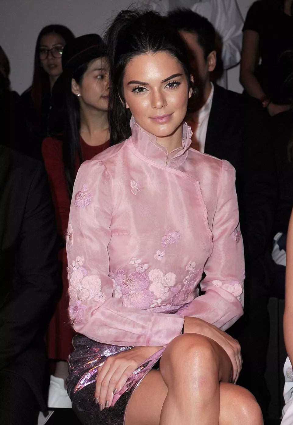 Kendall Jenner ساحرة بالزهريّ في باريس
