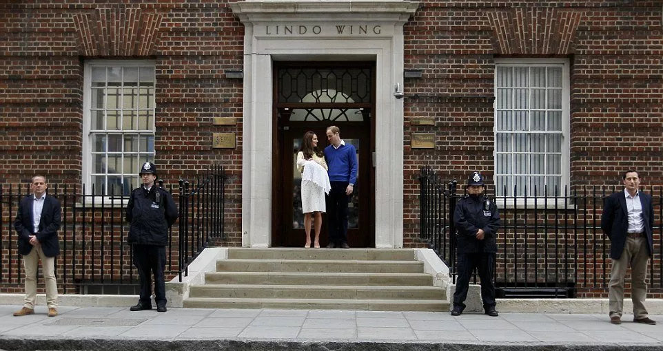 الإطلالة الأولى لـ Kate Middleton برفقة الأمير وليام وطفلتهما