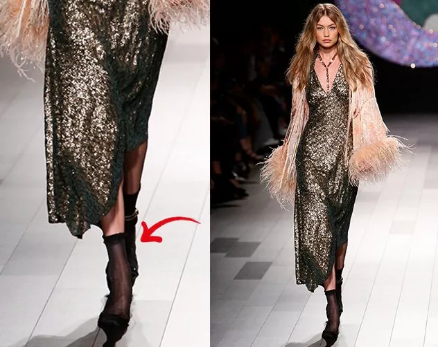 Gigi Hadid تفقد حذاءها خلال عرض Anna Sui في أسبوع الموضة النيويوركي، وتكمل العرض باحتراف!