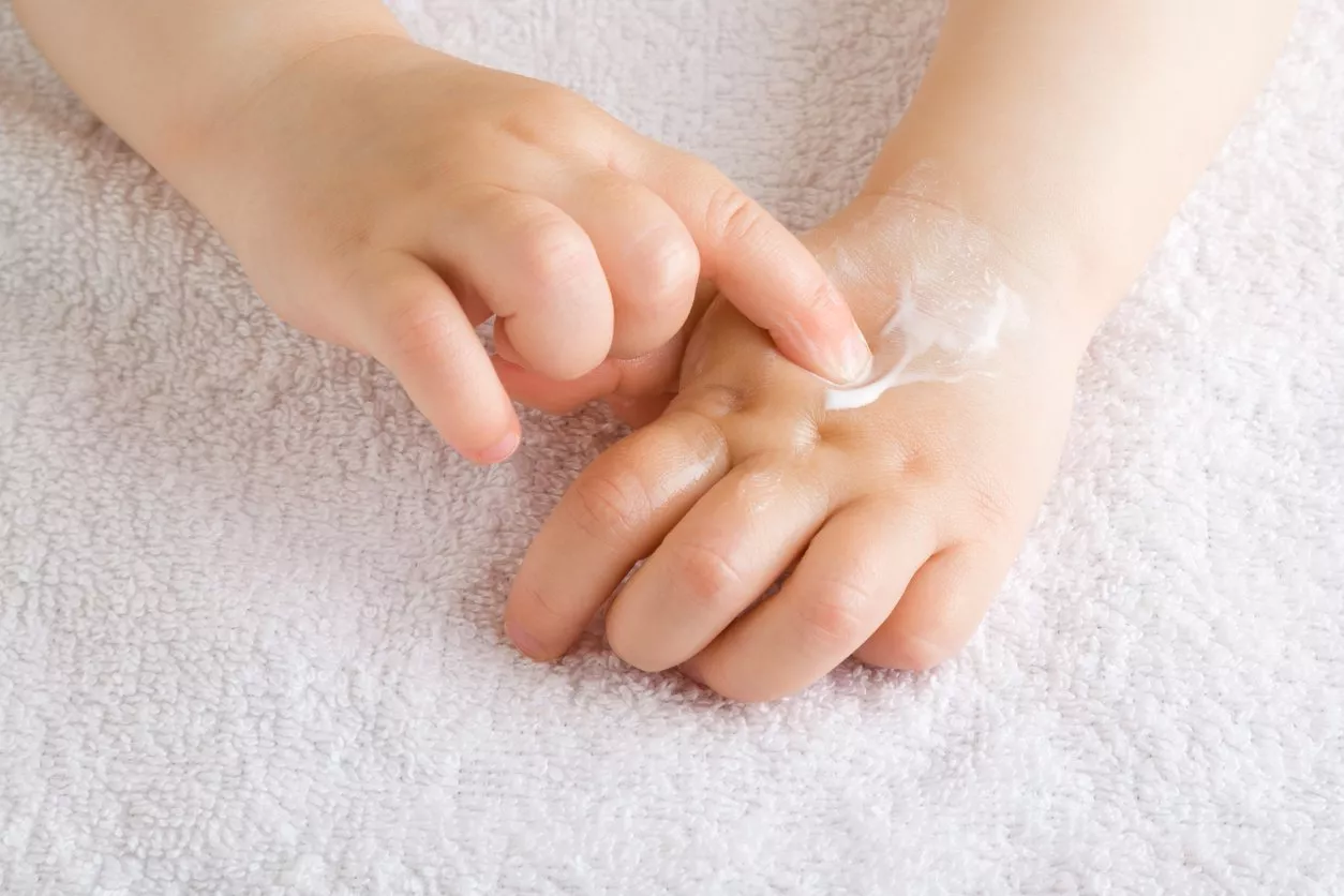 أسباب ظهور الدمامل عند الأطفال وأبرز طرق علاجها
