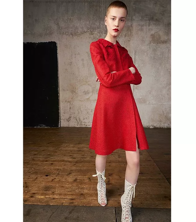 اختاري فستانكِ الأحمر من المجموعات التحضيريّة لربيع 2018 وتألّقي به في كافّة المناسبات