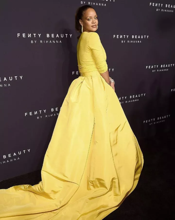 Rihanna تشعّ بريقاً بإطلالتين مختلفتين خلال افتتاح دار الجمال الخاصة بها Fenty Beauty