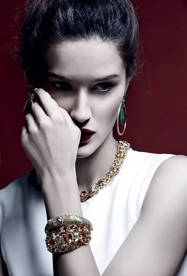جلسة تصوير مجلّة جمالكِ خاصّة بمجوهرات Versace