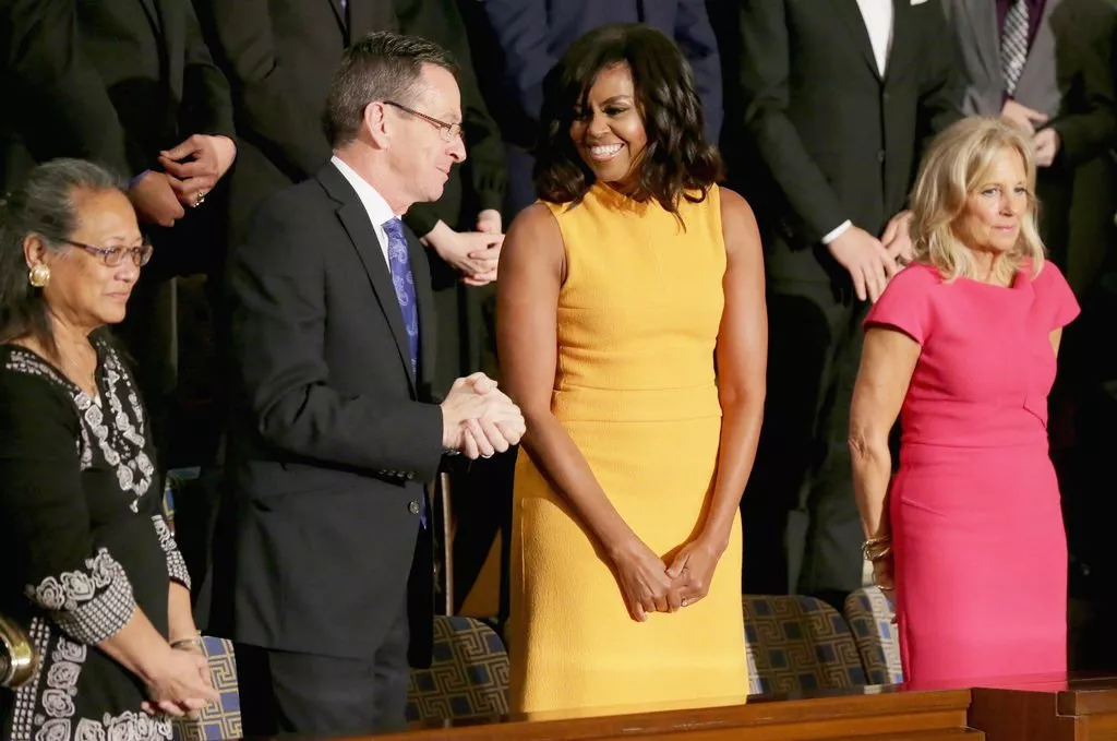 لون فستان Michelle Obama يثير الجدل على الإنترنت