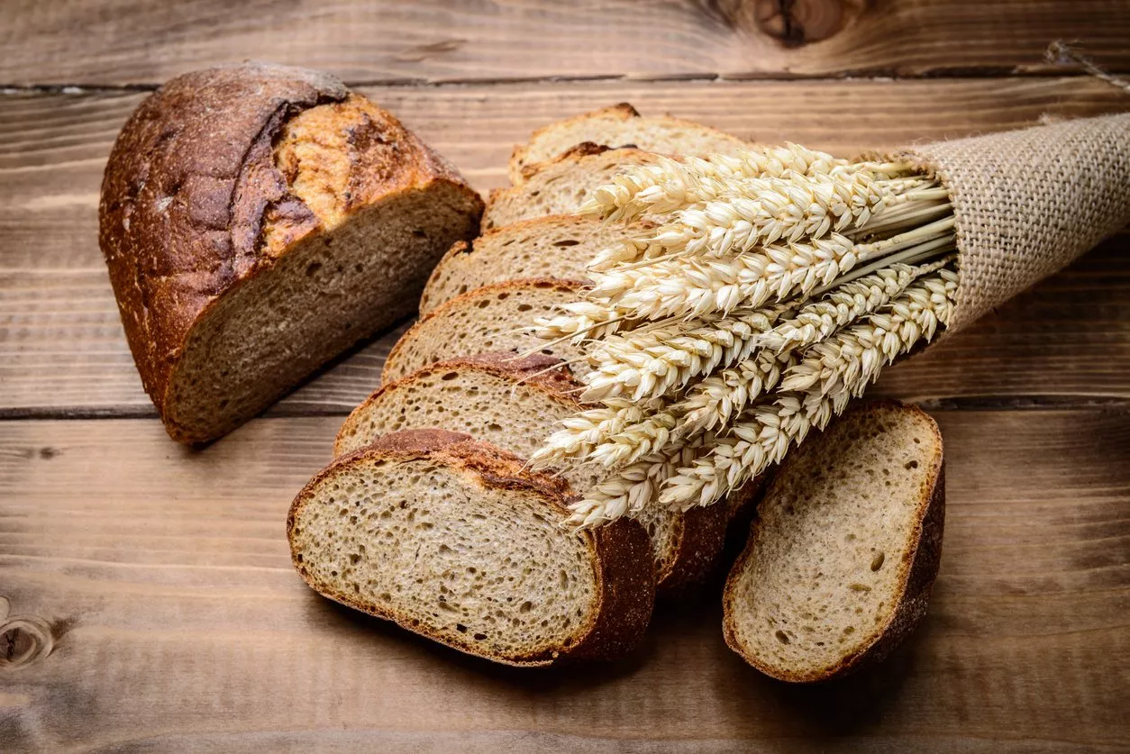 كل ما عليكِ معرفته عن فوائد خبز القمح الكامل الصحية