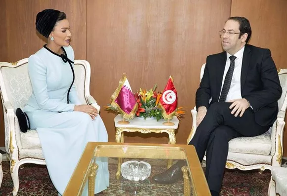 الشيخة موزا تواصل إبهارنا في إطلالات رائعة في تونس