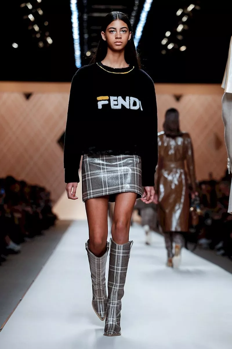 عرض أزياء Fendi لخريف 2018: الطابع الغربيّ بلمسة Karl Lagerfeld