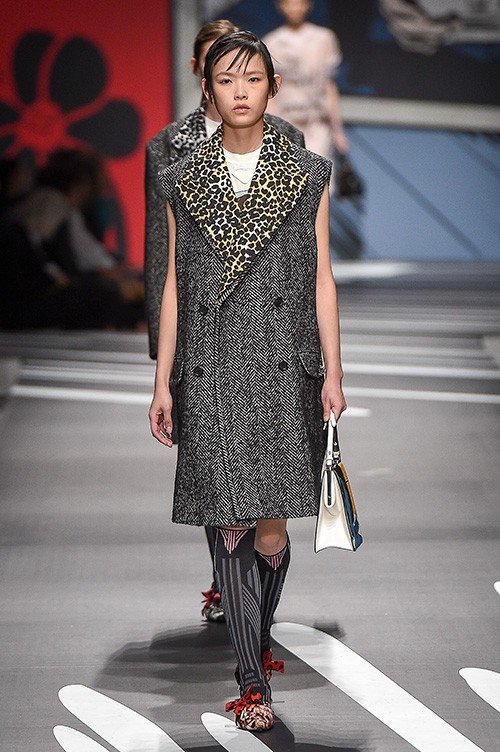 عرض أزياء Prada لربيع 2018، خلال أسبوع الموضة في ميلانو