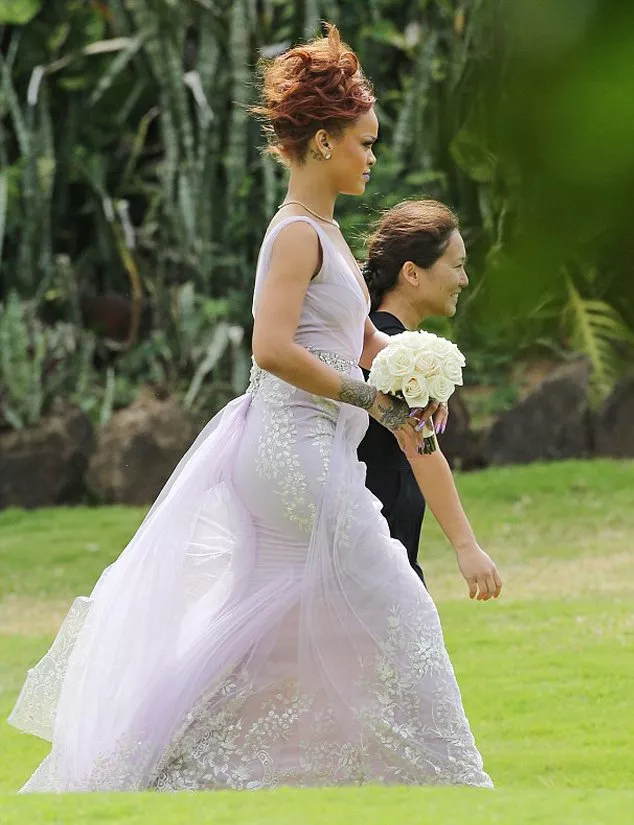 Rihanna تشهد على زفاف صديقتها بإطلالة رومنسيّة