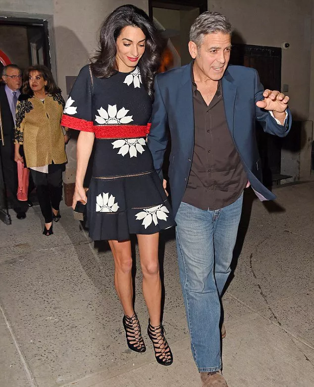 Amal Clooney في كامل أنوثتها