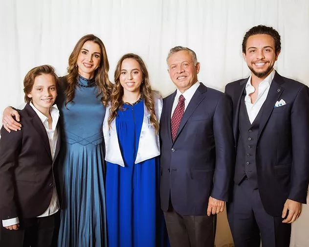 حفل تخرّج الأميرة سلمى إبنة الملكة رانيا: كيف تفاعل أفراد العائلة الملكية مع الحدث؟