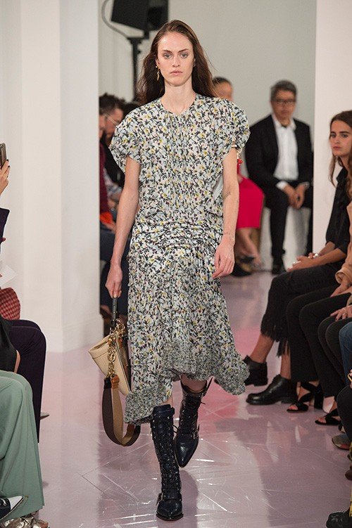 عرض أزياء Chlo&eacute; لربيع 2018، خلال أسبوع الموضة في باريس