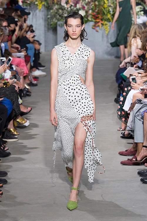 عرض أزياء Jason Wu لربيع 2018، خلال أسبوع الموضة في نيويورك