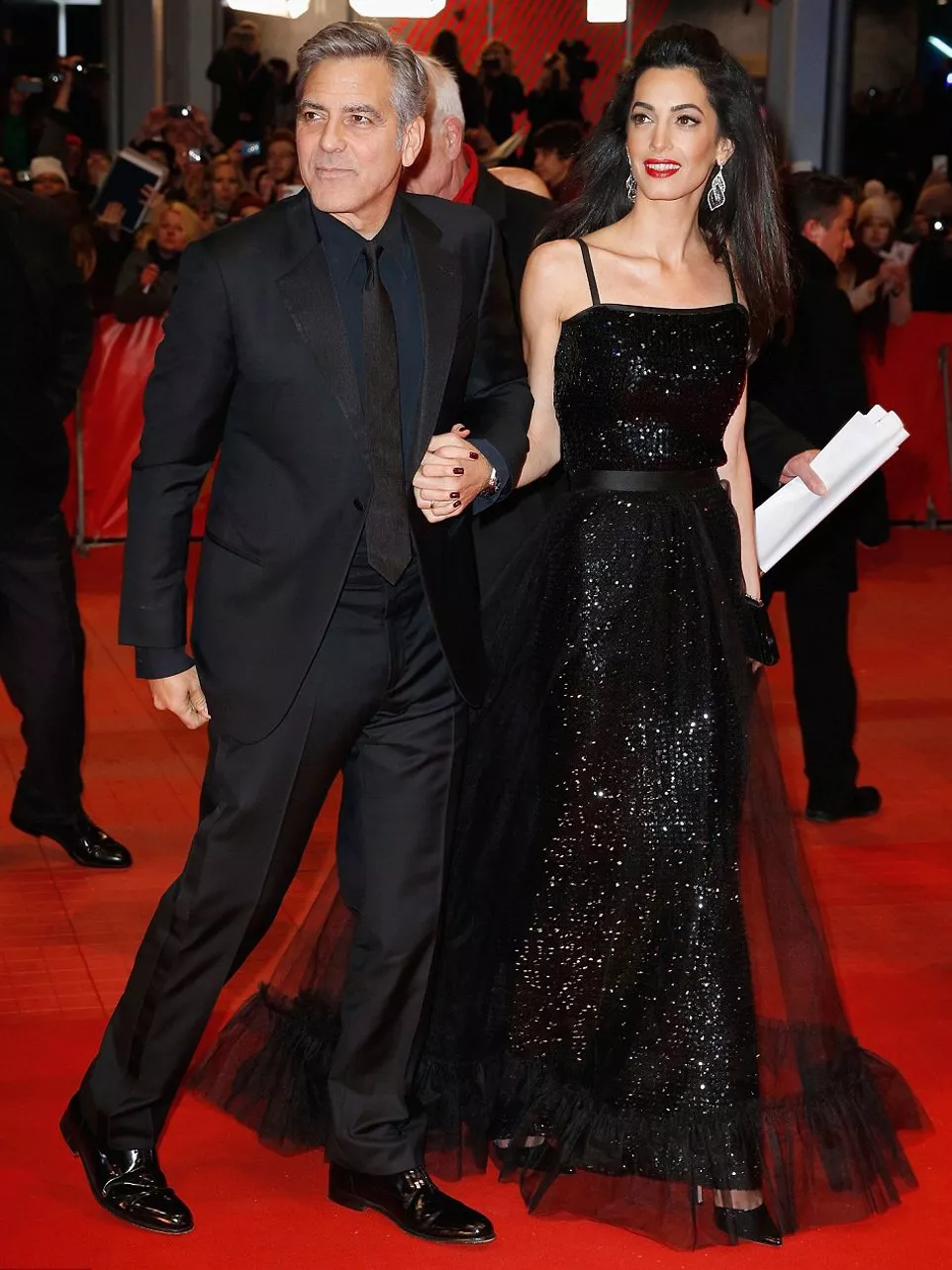 Amal Clooney تشعّ سحراً ورقيّ في مهرجان برلين السينمائيّ