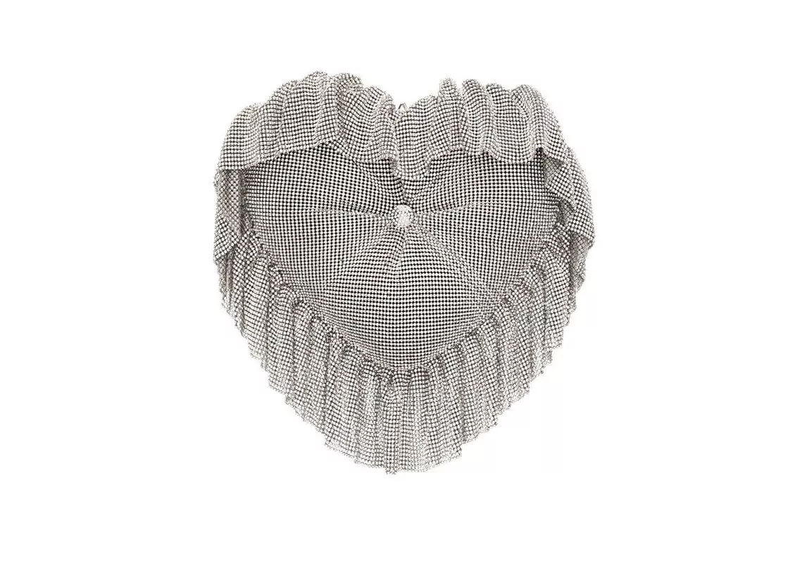 اكسسوارات وملابس على شكل قلب لإضافة لمسة رومانسية إلى لوككِ في عيد الحب 2023