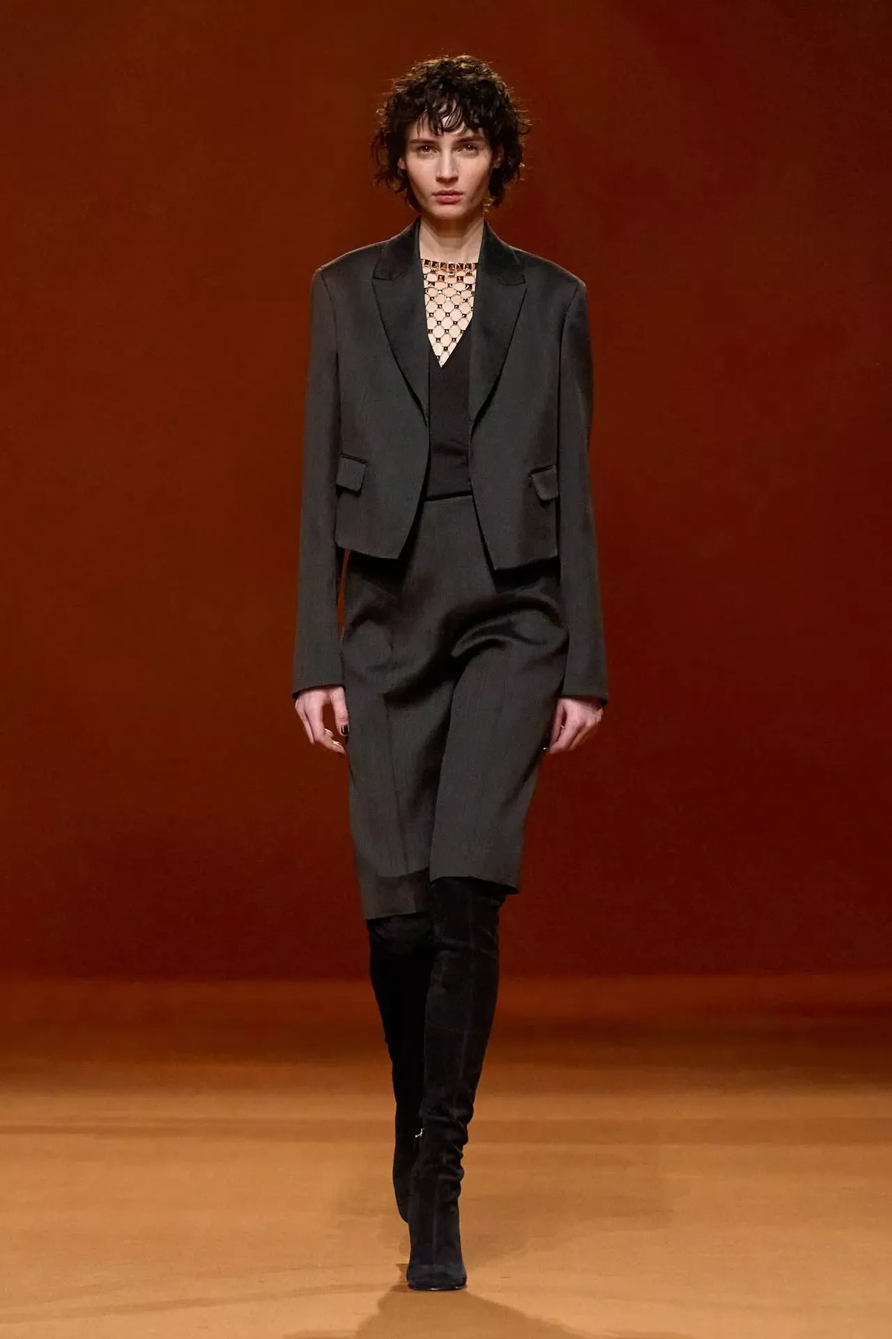 مجموعة Hermès لخريف 2023: اللوكات المونوكروم نجمة منصة العرض