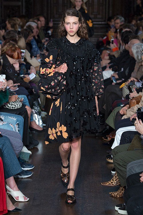 عرض أزياء Simone Rocha لربيع 2018، خلال أسبوع الموضة في لندن