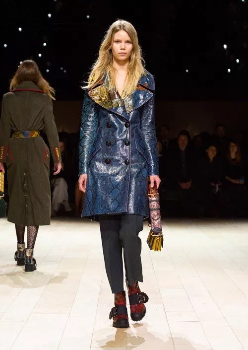 أسبوع الموضة اللّندنيّ لخريف 2016: Burberry  في مجموعة عصريّة وأكسسوارات جديدة