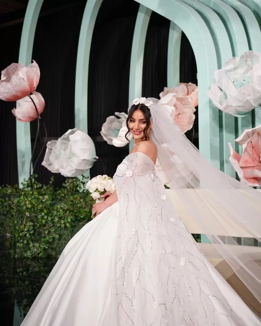 صور حفل زفاف دونا الحسين في الرياض: إطلالة فخمة وأنثوية
