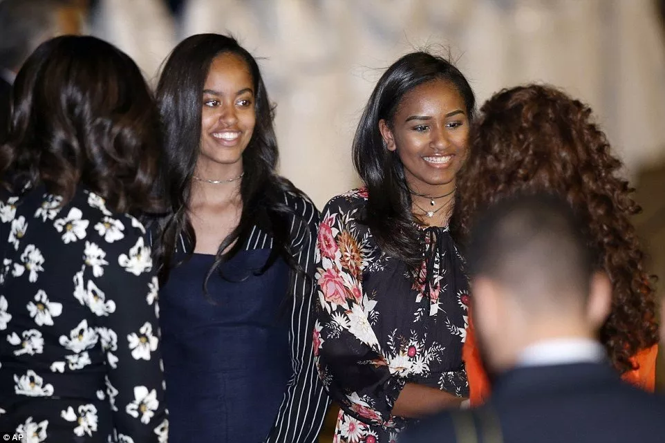 إطلالات Michelle Obama وابنتيها خلال زيارتهنّ للمغرب ولقائهنّ الأميرة للا سلمى