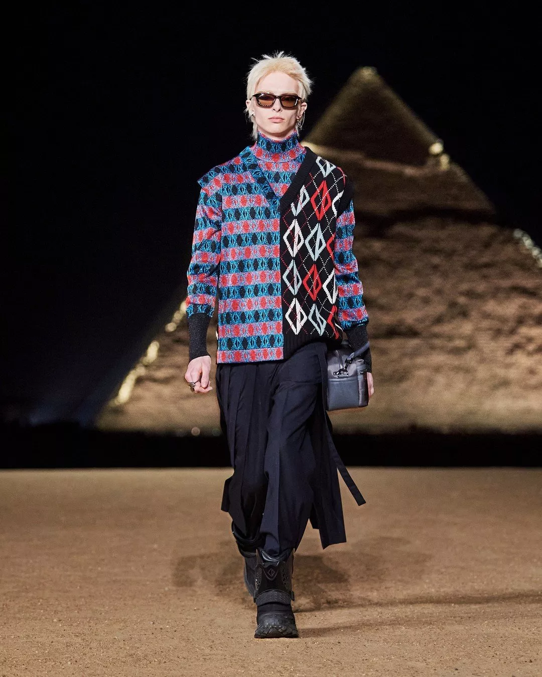 Dior تقدّم مجموعتها التحضيرية للملابس الرجالية لخريف 2023 في مصر. عرض مُبهر سيطبع التاريخ