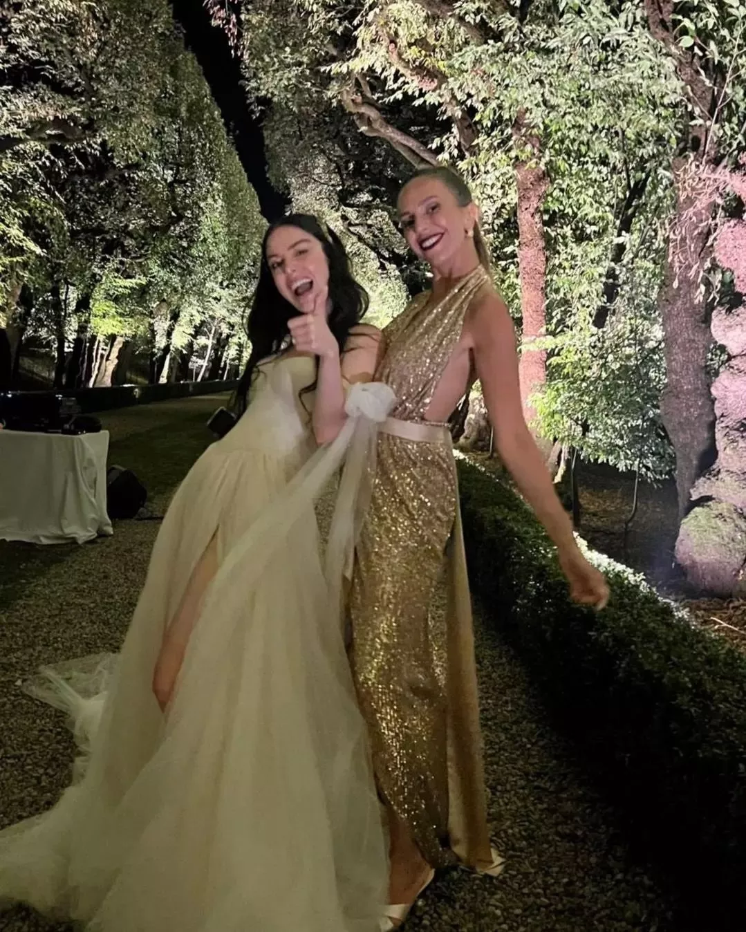 صور زفاف اوزجي جوريل وسيركان تشاي اوغلو في إيطاليا والعروس تطلّ بفستانين