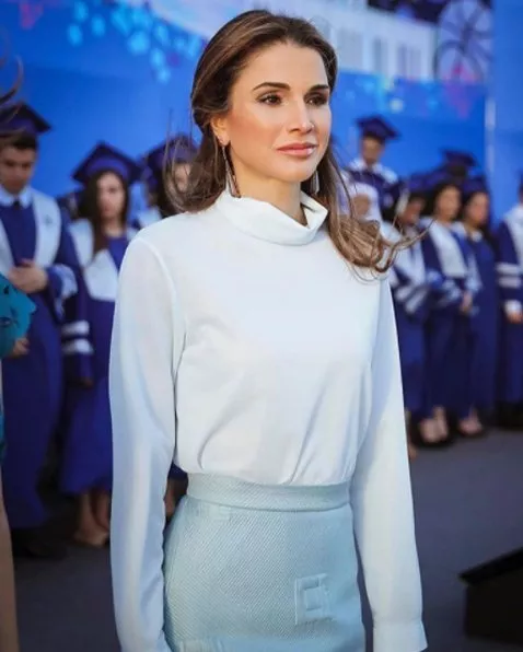 الملكة رانيا في إطلالة ملائكية ناعمة خلال حفل تخريج مدارس أكاديمية دولية في عمّان