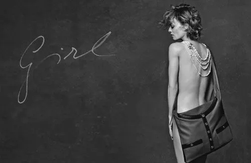 Chanel تكرّم حقائبها الأيقونيّة وتقدّم حقيبة كلاسيكيّة جديدة
