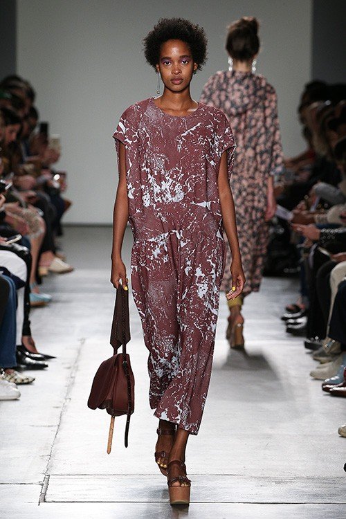 عرض أزياء A D&eacute;tacher لربيع 2018، خلال أسبوع الموضة في نيويورك